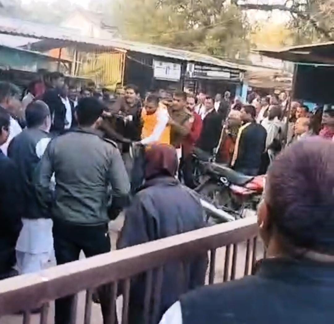 दुष्कर्म के आरोपी पर कोर्ट परिसर में  हमला, दो गुटों में झड़प, पुलिस ने बचाया