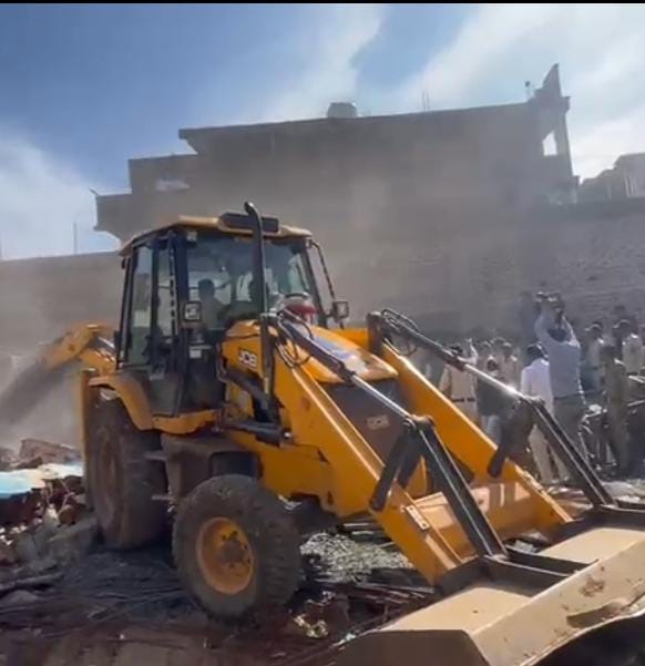 देवास: सतवास में अतिक्रमण हटाने की कार्रवाई के दौरान दंपती ने खुद पर पेट्रोल डालकर लगाई आग, भीड़ ने जेसीबी पर किया पथराव