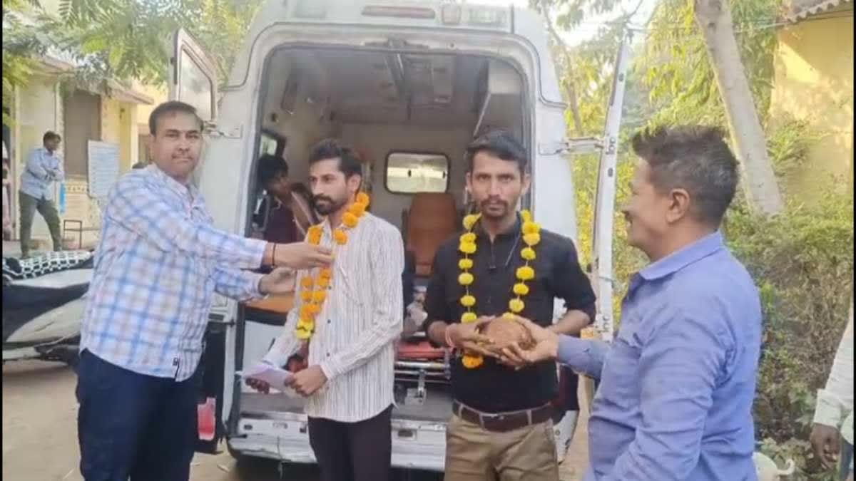 एक घंटे देरी से पहुंची 108 एंबुलेंस, लोगों ने अपनाया विरोध का अनोखा तरीका