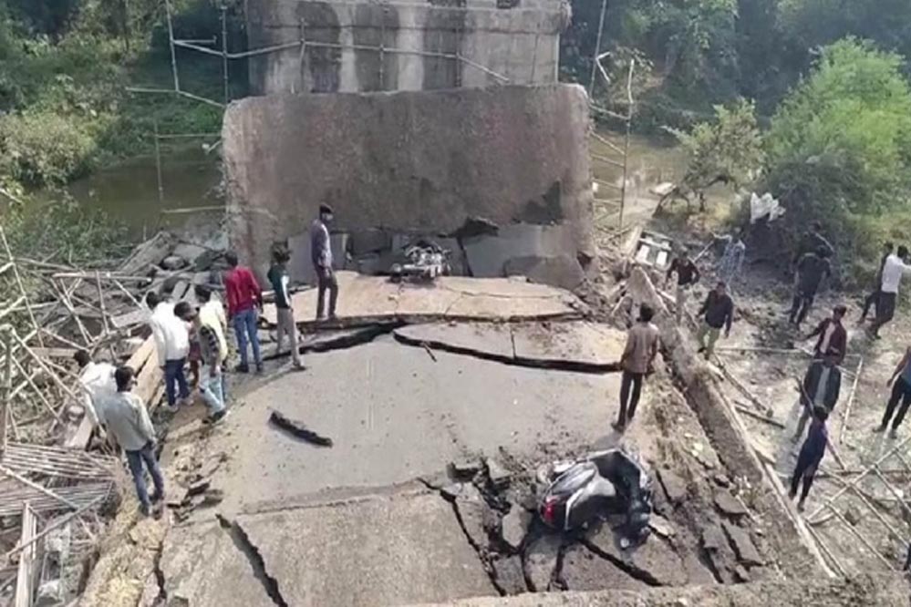 रायसेन में 45 साल पुराना पुल ढहा, सीआरपीएफ के पूर्व जवान की मौत, स्कूली बच्चों की जान बची, प्रशासन ने अधिकारी निलंबित किया
