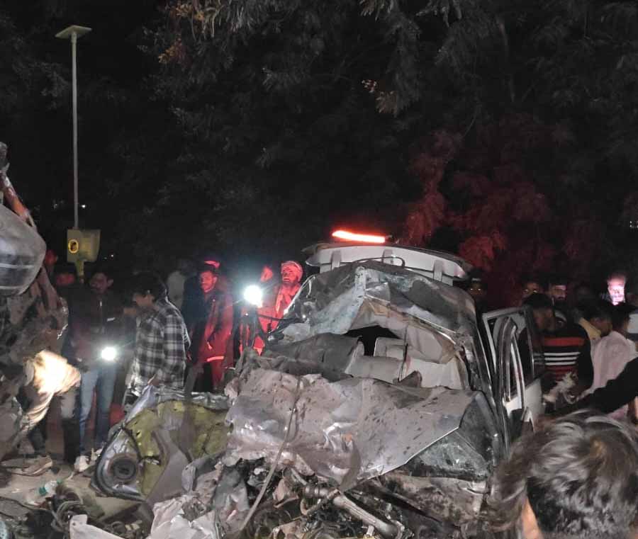 गुजरात के बनासकांठा में भीषण सड़क हादसा: रॉन्ग साइड ट्रक ने इनोवा को कुचला,7 लोगों की दर्दनाक मौत