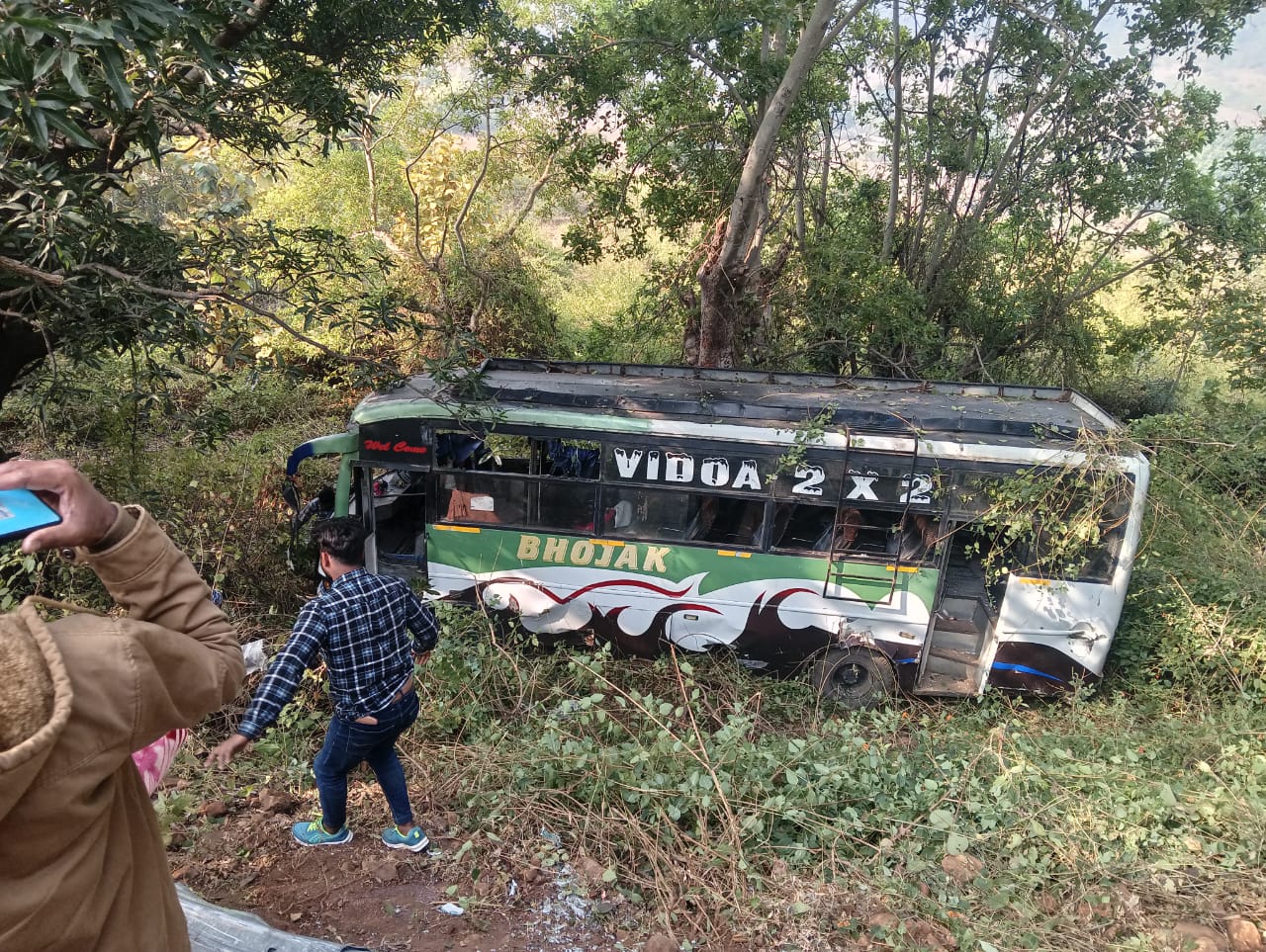 डिंडोरी में बस हादसा: मरीजों से भरी बस पलटी, करीब दो दर्जन घायल