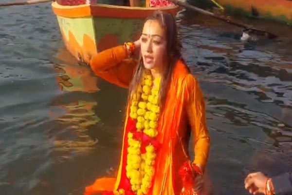 मकर संक्रांति पर साध्वी का नर्मदा स्नान, हर्षा रिछारिया का बयान चर्चा में