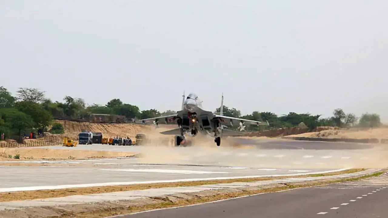 असम में देश की पहली हाईवे आपातकालीन लैंडिंग पट्टी का उद्घाटन, मोरान में उतरा बाहुबली विमान