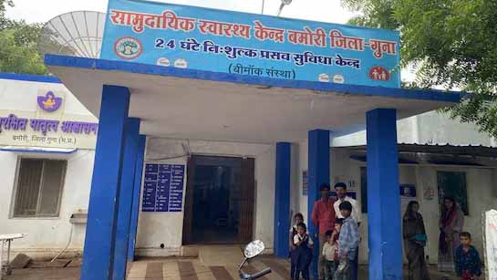 जिला चिकित्सालय में हंगामा, अभद्रता करने वाले युवक की युवती ने चप्पलों से की धुनाई