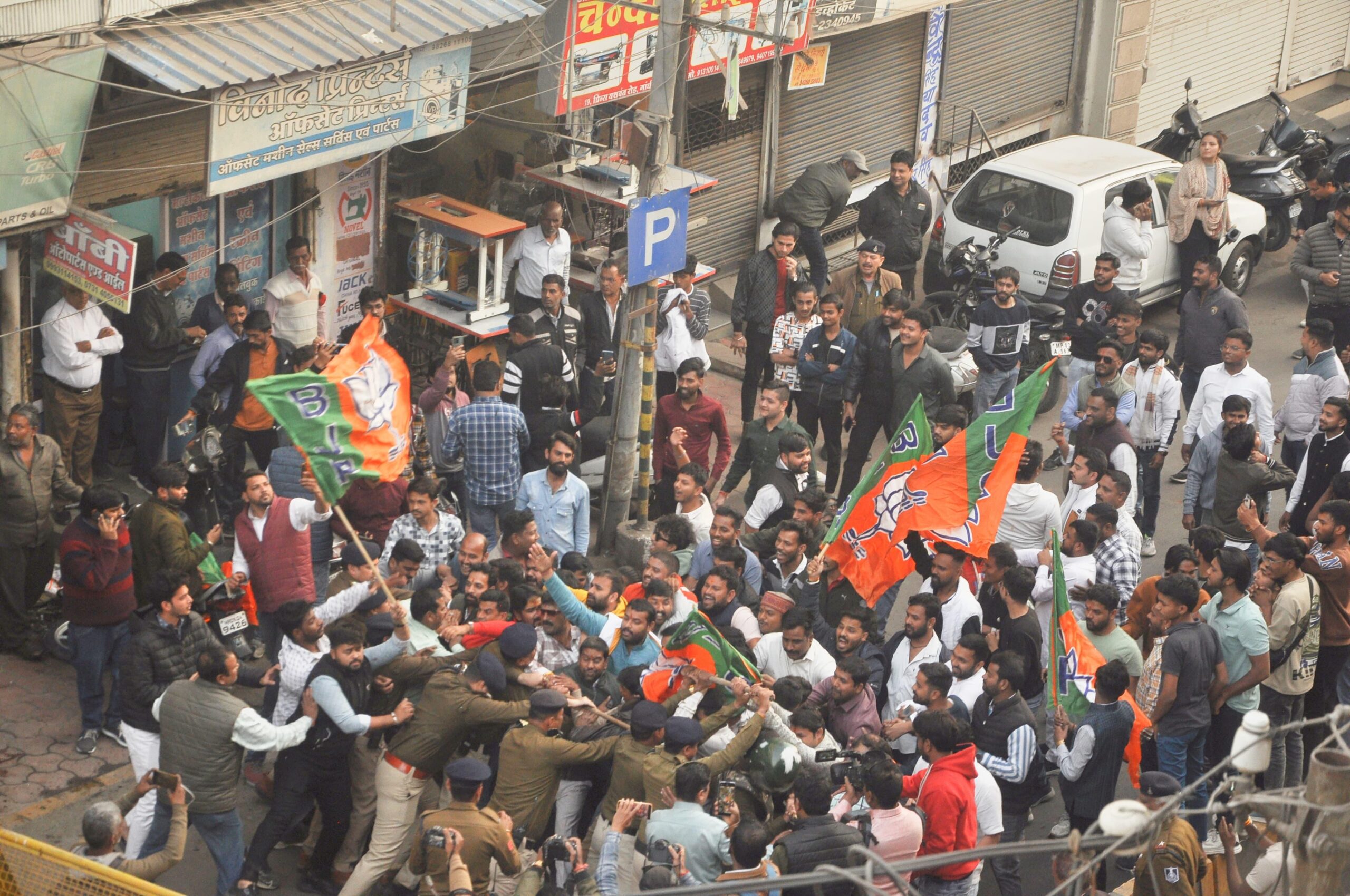 शर्टलेस प्रदर्शन की आग इंदौर शहर तक पहुँची, BJP–कांग्रेस कार्यकर्ताओं में हुआ पथराव