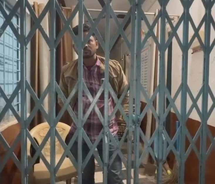 सरपंच ने खुद को पंचायत भवन में बंद किया, आत्मदाह की चेतावनी