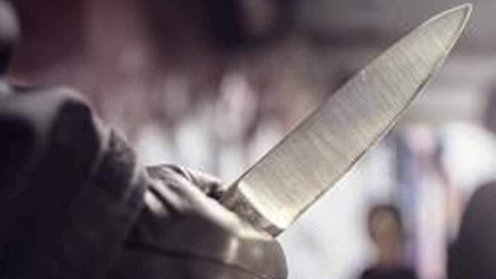 दूरी बनाने पर प्रेमिका ने व्यायाम प्रशिक्षक प्रेमी को चाकू से गोदा