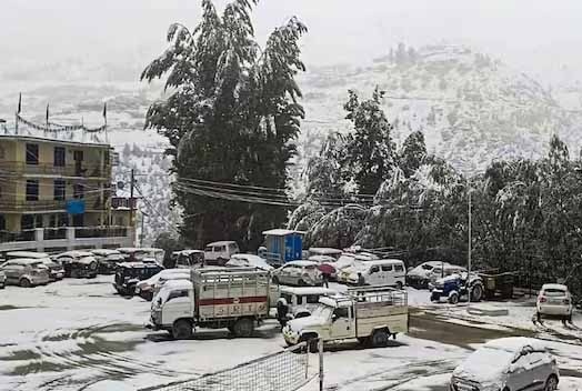 पहाड़ों पर बर्फबारी, दिल्ली-एनसीआर में बारिश ने दिलाई गर्मी से राहत