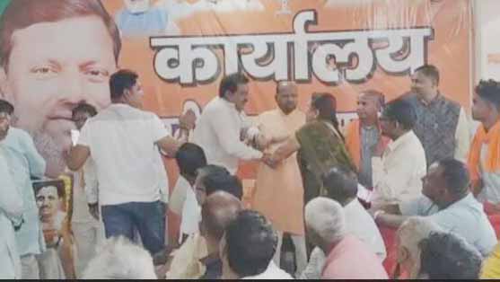 महाराजगंज भाजपा कार्यालय में बरपा हंगामा, महिला ने की नेता के साथ मारपीट